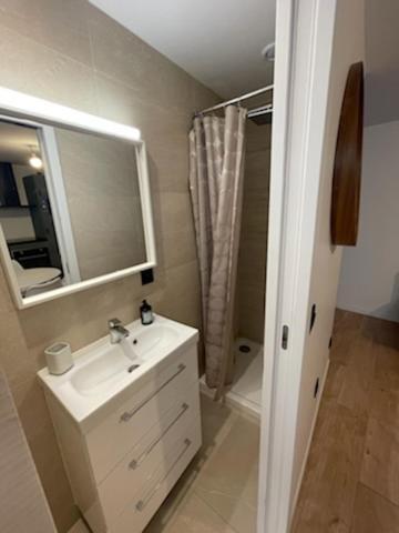 Saint-Germain-En-Laye: Grand Studio En Centre Ville A 2 Minutes Du Rer Exterior photo